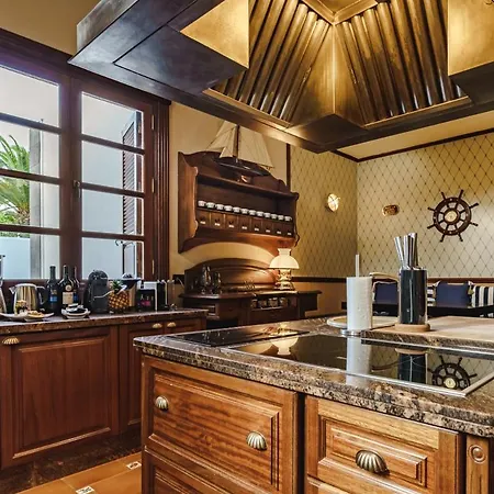 Villa Playa De Fanabe Sleeps 12 With Pool Air Con And Wifi *